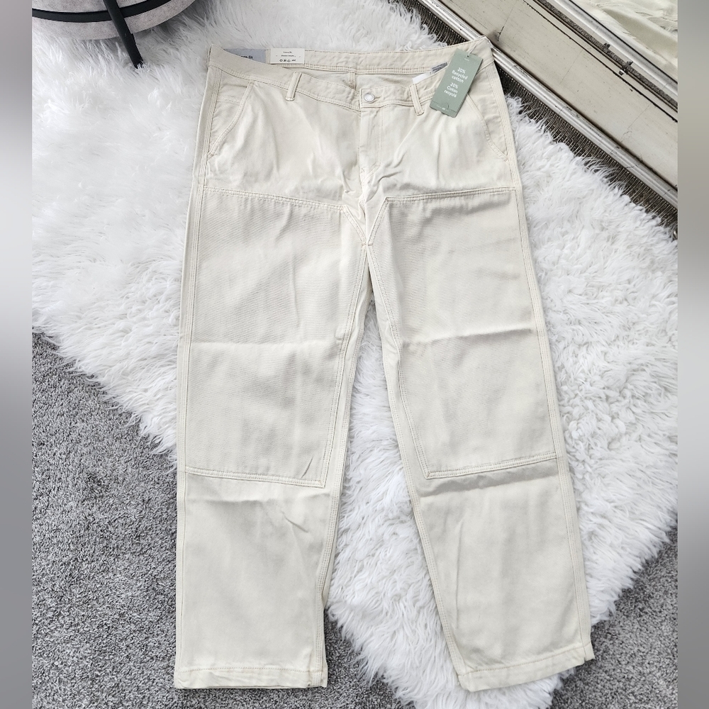 H&M Loose Fit 5-pocket jeans in non-stretch cotton denim. Size 42x32. New. Rou